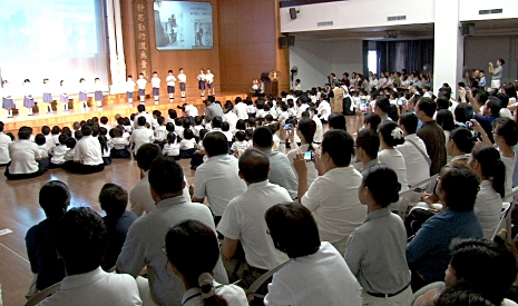 四間慈濟幼兒園家長和孩子，超過400人首次聚集一處，一起回歸心靈的家。【攝影者：胡慧芬】