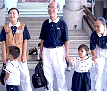 馮彩霞（懿霞）（左一）這一家人特別歡喜，因為難得三代同堂，攜手回歸心麗的家。【攝影者：胡慧芬】