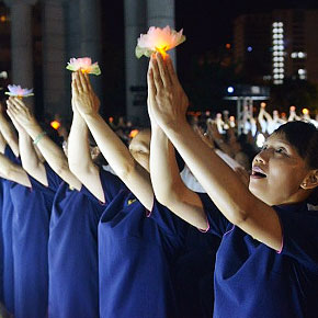 上人開示:「菩薩就是覺悟,希望人人能覺悟人間苦難,人間的苦來自於人心不調和,來自於人的生活的奢侈、浪費;還有家庭的倫理,親子之間的情,我們都要好好地趕快輔導,如何懂得孝順,如何懂父母的心,如何讓父母給我們的身體,為人世間付出,好好發揮,造福人間,這都是功德,也是迴向父母。」(攝影者:王聰賢)