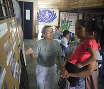 志工陳燕婷為大德分享慈濟在峇縣13個環保定點的運作。【攝影者：林宏業】
