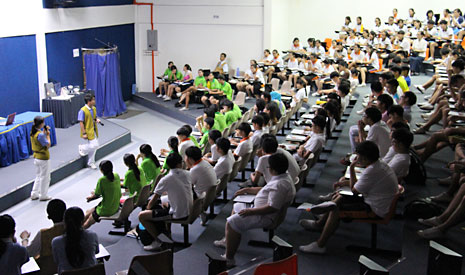 華仁中學環保學會邀請慈濟為校內各社團團員進行環保宣導。【攝影者：柯易林（慈林）】