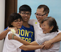 四十五歲的謝祥慶表示，幸福就是能夠在一起生活。慈濟這場孝親活動，讓他有史以來首次擁抱媽媽。【攝影者：柯易林（慈林）】
