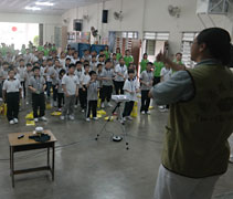 慈濟志工陳燕婷帶動孩子們學習《環保最樂活》的手勢。【攝影者：余秀娟（慈岸）】