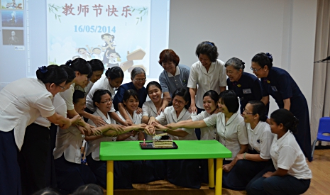 全體老師、園長及師姑媽咪們一起切蛋糕慶祝教師節。【攝影：顏如艷】