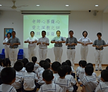 大愛媽媽團隊呈現〈老師心．菩薩心〉的手語表演。【攝影：顏如艷】