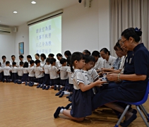 小朋友們整齊地跪著給老師、園長以及師姑媽咪們奉茶。【攝影：顏如艷】