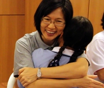 孩子給媽媽一個大大的擁抱，媽媽露出歡喜的笑容。【攝影者：余康永】
