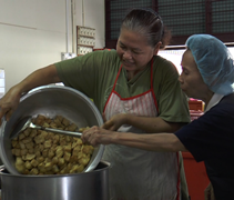 慈濟志工還特地到來給予學校食堂業主鼓勵，並分享烹飪素食的好方法。【攝影者：譚汝焯】