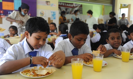 簡單的素食午餐，孩子們卻吃得津津有味。【攝影者：林月桂（慈彥）】
