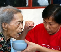 民眾黃金愛餵年邁母親吃粥，溫馨美麗的盡孝畫面。【攝影者：葉榮安】
