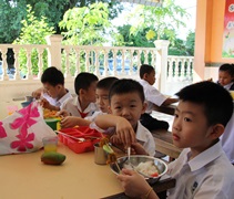 孩子們開心享用媽媽準備的愛心素食料理。【攝影者：曾翎欣】