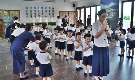 幼兒園老師和慈濟志工們帶領小朋友一起繞佛繞法。【攝影者：許證勝】