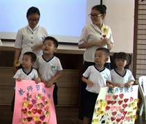 幼兒園各班級代表將大卡片送給各班的班導師。【攝影者：王俊義】
