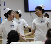 李曉茹（右一），也是張旖潔（左一）的臨床護理教師，她希望自己能夠將病患的身心都照顧健康。【攝影者：陳韻如】
