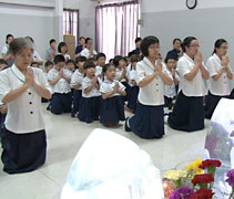 慈濟幼兒園在校園內舉辦了小型浴佛典禮，讓孩子透過浴佛儀式，自我反省，並學習佛陀清淨的智慧。【攝影者：胡慧芬】