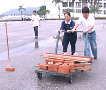 當天，接近300輛巴士抵達會場，為了讓巴士流動縣更為順暢，同仁和志工忙著設置地標。【攝影者：胡慧芬】