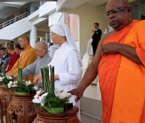 慈濟的「三節合一」於2011年正式被列為檳州文化與教育方面項目，今年各宗教法師和泰國領事館代表皆來出席浴佛大典。【攝影者：黃彥碧】