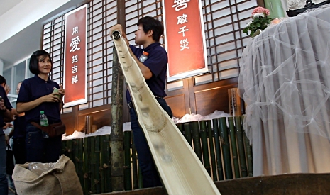 參加浴佛典禮的民眾紛紛響應「竹筒回娘家」，大會一共收到了2500個竹筒的回歸。【攝影者：胡慧芬】