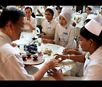 帶著一份感恩心，馬來西亞分會同仁為護士和老師們奉茶。【攝影者：胡慧芬】