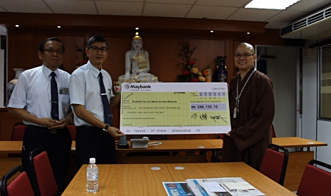 釋繼尊法師（右一）代表馬來西亞佛教總會，將馬幣二十四萬八千一百三十塊十仙的支票，交給慈濟志工代表邱濟民（左二），捐助菲律賓災民。【攝影者：莊智文(濟智)】