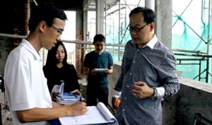 建築師楊翼圖（右一）對慈濟建築並不陌生，因為不論是馬來西亞分會靜思堂的建設，或者緬甸希望工程，他都曾經參與其中。【攝影者：黃彥碧】