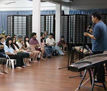 張老師不僅獨奏了幾首樂曲，也與大家分享古箏樂器的演繹和歷史。【攝影者：許儷儀】