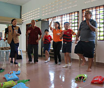 手語帶動《環保最樂活》，家長、老師也放下身段，與學生、志工一起手舞足蹈。【攝影者：葉俍輝（濟岸）】