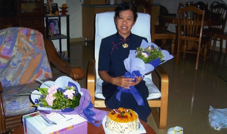 2008年母親節，慈濟志工李觀娣（慈觀）的姪女周雪湄因到杜拜公幹無法回國，特別託朋友買了兩束花和兩個蛋糕，分別獻給給媽媽和姑姑。【照片提供：李觀娣】