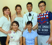 2011年，周雪湄結婚當天，與媽媽莫世娣、第二個媽媽李觀娣和弟妹拍全家福。【照片由周雪湄提供】