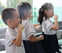 幼兒們正在學習正確的刷牙方式。【攝影：黎力偉（濟循）】