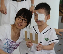 慈濟幼兒園學生劉瑋軒正在做視力測試。【攝影者：黎力偉（濟循）】