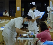 每當護士在幫伊蓮心（Ee Lian Sim）扎針的時候，兒子總是會在等候區默默守候。【攝影者：尤靜蓓】