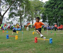 運動場上，場外的加油聲不斷，是孩子們努力跑向終點的動力。【攝影者：李曉茹（懿晶）】