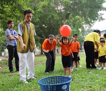 幼兒園的學生陳嘉儀把球投進籃子裡。【攝影者：楊雪琳】