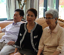 林蓮英（左二）每年都會攜帶母親與家人一起參與浴佛大典。【攝影者：黃彥碧】