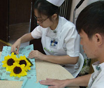 護理同仁利用空擋時間來包裝設計，當天要給慈濟護專生們的鮮花。【攝影者：陳瑞文（惟迪）】