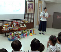 北海慈濟幼兒園的園長姚雅燕（懿燕）代表北海幼兒園的孩子們前來互贈獎杯。【攝影者：胡慧芬】