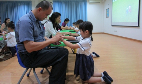 孩子們長跪父母跟前，奉上茶，感恩爸爸媽媽的辛勤養育及照顧。【攝影者：何麗英】