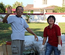 2012年，已脫離照顧戶身份的腎友覃為臨，積極參與準見習志工培訓課程；每個月一次的環保點回收日，他也會與妻子李金月，一起來做資源回收分類。【攝影者：黃胤進】