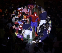 大人小孩都熟悉的蜘蛛俠突然出現在觀眾席，引起一陣騷動，也帶來驚喜。【攝影者：邱興典】