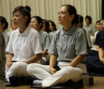 志工陳美娥（右）忍著酸痛的雙腳，集中精神虔誠誦經，迴向給家裡的長輩，願他們身體安康。【攝影者：陳志財（濟庭）】