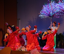 吉華K校學生精心準備迎賓舞來迎接台灣的家人。【攝影者：詹進德】