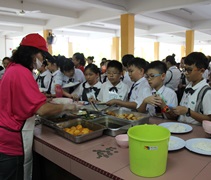 休息時間，吉華K校的學生陪同慈小學生一起到食堂購買食物。【攝影者：楊雪琳】