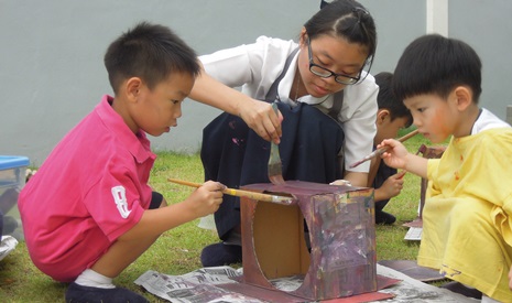 幼兒園老師陳慧盈與幼兒們一起準備蔬果星球活動需要的道具。【攝影者：譚莉璉（慈遵）】