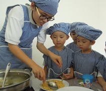 小廚師們在郭潔婷老師的指導下學習煮麵。【攝影：譚莉璉（慈遵）】