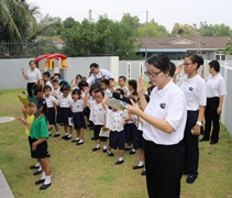 幼兒園的師生在「蔬果寶寶」的帶領下，宣誓要素食愛地球。【攝影者：許證勝（濟韡）】