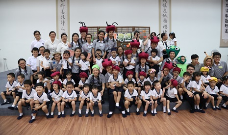 順利演出迷你版兒童劇場後，台灣慈濟技術學院的親善大使與吉打慈濟幼兒園的小朋友開心合照。【攝影者：羅瑞鑫（本艗）】