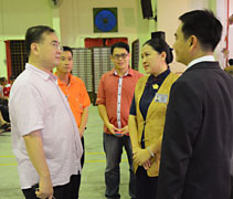 首相署部長拿督魏家祥（左一）讚歎慈濟人救災工作的精神。【攝影者：黄維光】