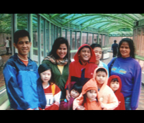 2006年學校假期，周玉麗和林秋源（左一）夫妻帶著子女，與親友一同到吉隆坡雲頂高原遊玩，如此和樂融融，完全料想不到，幾年後他們會迎來一場生死無常。【照片提供：周玉麗】
