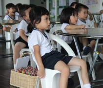 幼兒們專注地聆聽老師說故事。【攝影者：林茹麗】